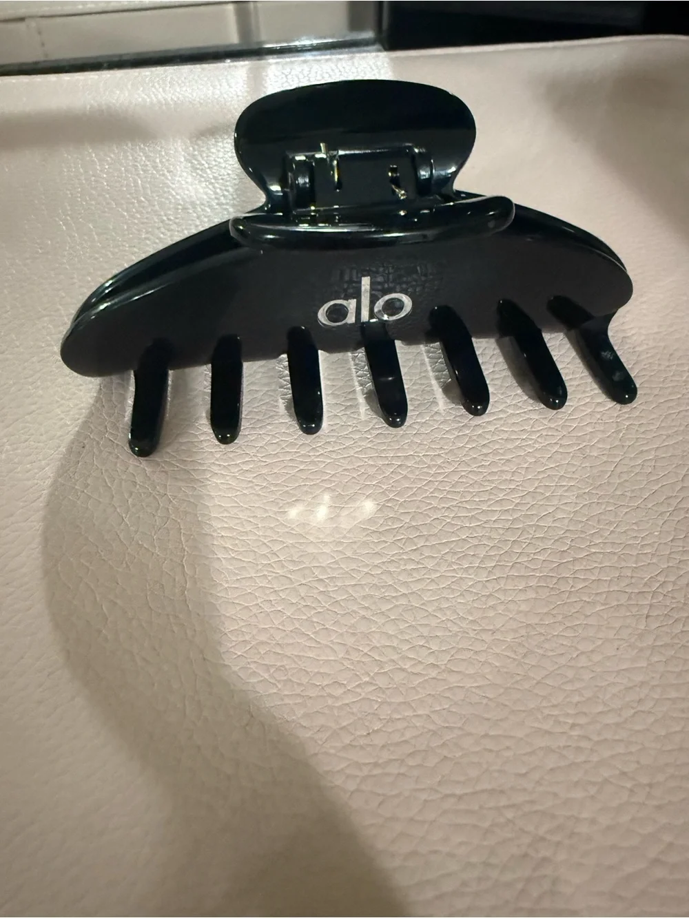 ALO Yoga Black Hair Claw Clip - Picture 6 of 7